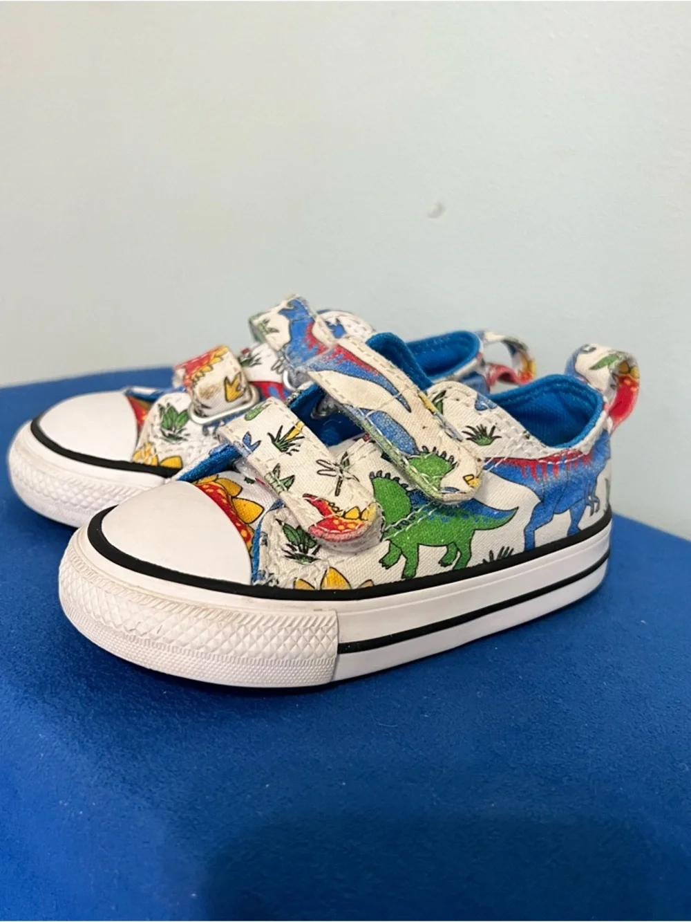 Converse Kids White Canvas Sneakers with Dinosaur Print size 5 toddler - Picture 2 of 11